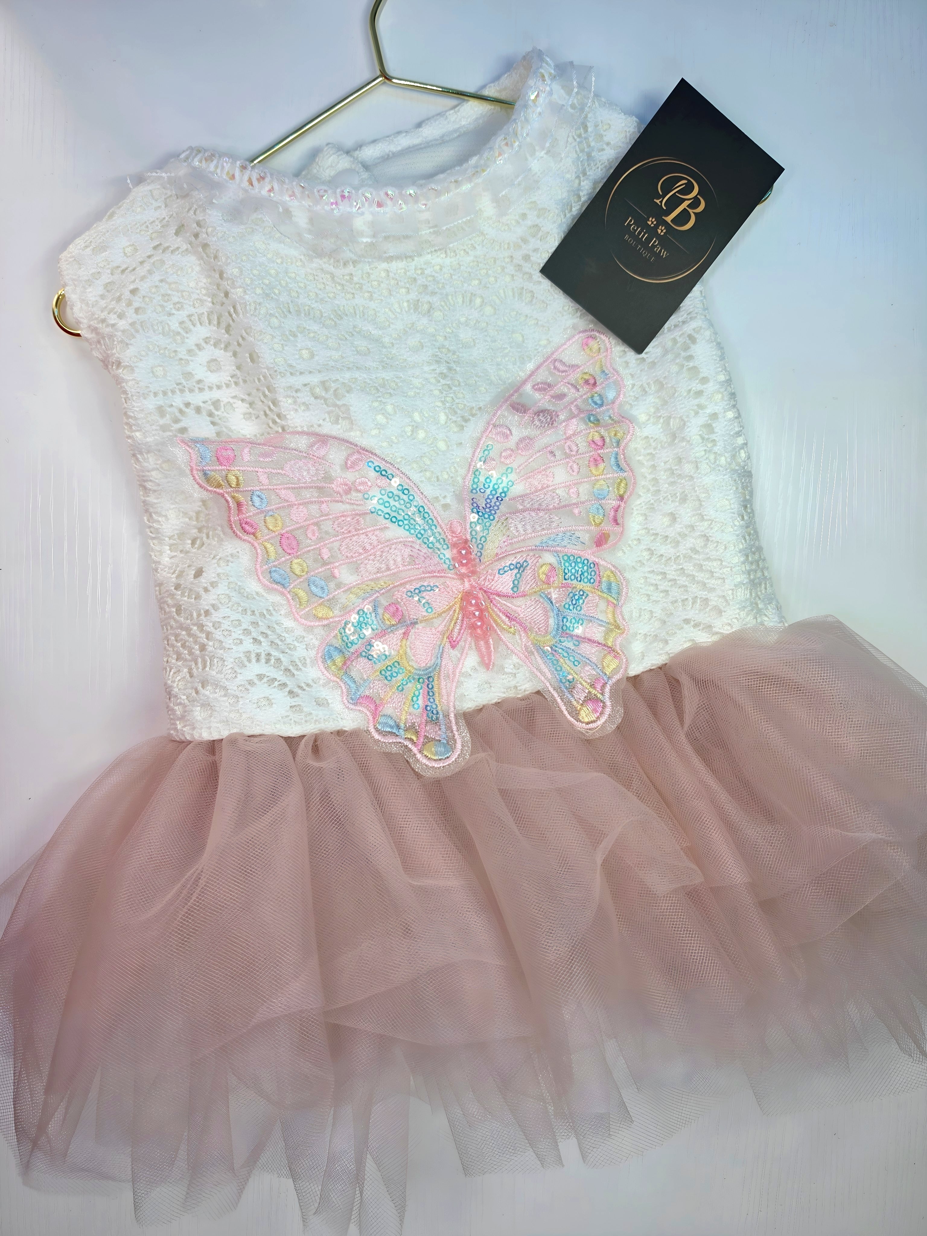 Vestido de Encaje con Mariposa Iridiscente y Tutú Language