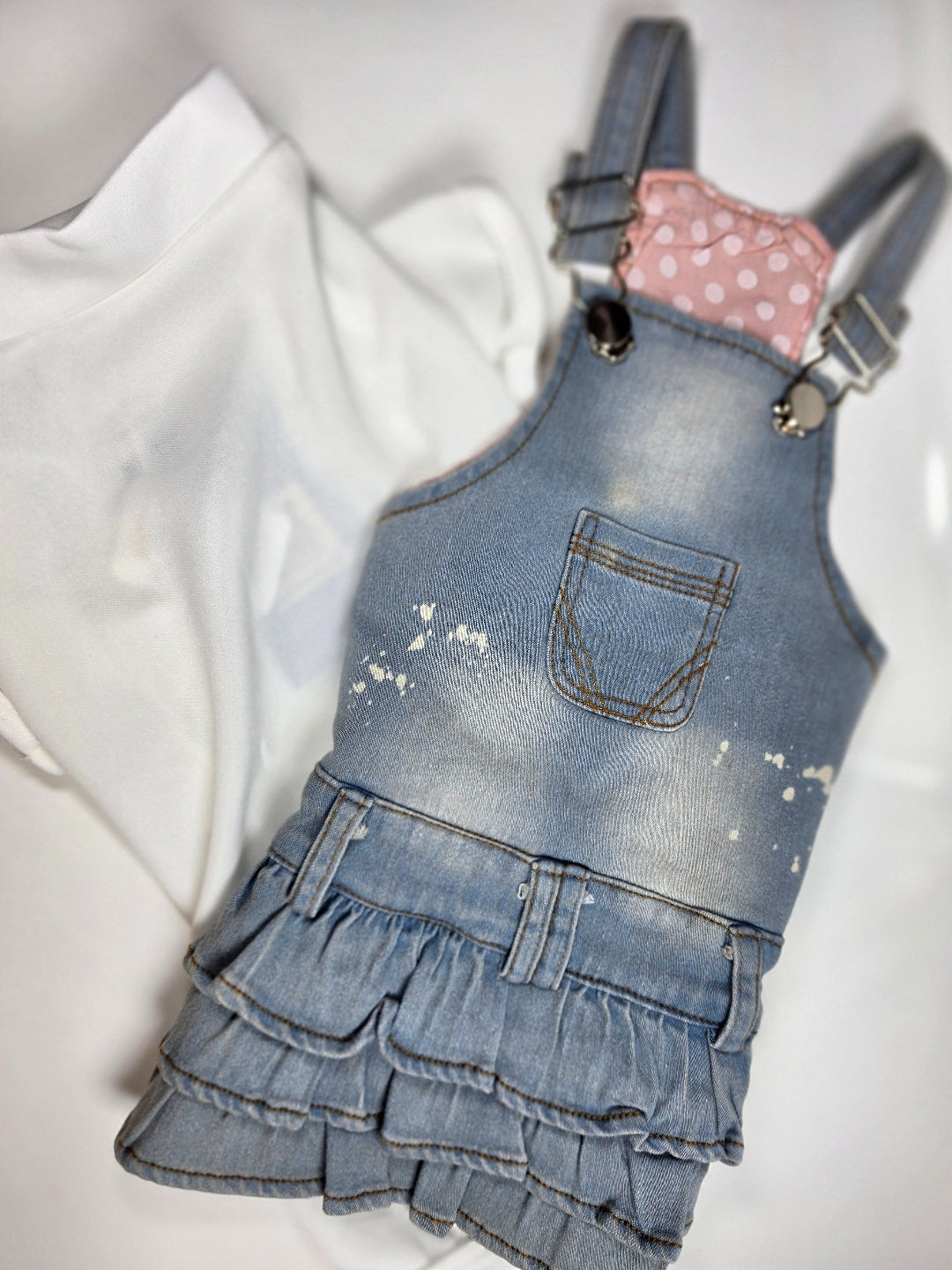 Overol de Denim con Volantes y Body Blanco