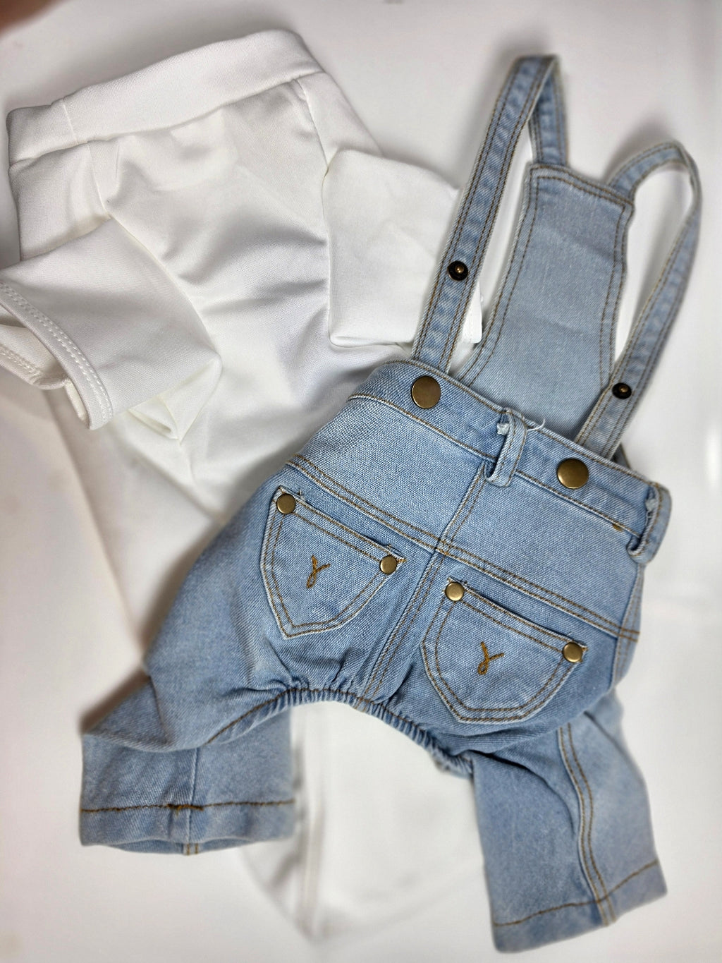 Overol de Denim con Volantes y Body Blanco